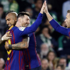 Messi celebra con Arturo Vidal y Arthur uno de sus tres goles ante el Betis. JOSE MANUEL VIDAL.