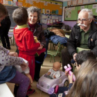 Abuelos y niños, juntos en un aula de una escuela de Barcelona.