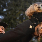 John Griffiths muestra la marmota Phil a la multitud reunida este jueves en Punxsutawney.