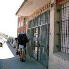 Dos peregrinos extranjeros llegan con sus mochilas al albergue