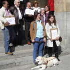 La joven Cristina Fanjul, abajo a la izquierda, después de entregar las firmas en el Juzgado de León