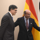 El secretario del Tesoro de EE.UU., Jack Lew, y De Guindos, ayer en Washington.