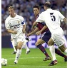Zidane, de espaldas, lucha por un balón junto a su compañero Guti
