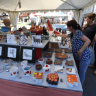 La segunda edición de la feria alfarera está instalada en la plaza Mayor de Cacabelos. L. DE LA MATA