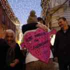La calle Ancha se llenó de abrazos ayer por la tarde con la iniciativa del colectivo Raíces, impulsado por Flor Matilla. JESÚS F. SALVADORES