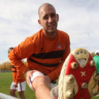 Jito estira antes de acometer un entrenamiento.