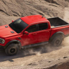 La ‘envolvente’ firma lumínica zaguera personaliza poderosamente la estética del nuevo Ford Ranger Raptor. frd