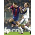 El barcelonista Xavi se zafa de su marcador Jean Simeak