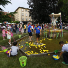 Los pequeños juegan con las atracciones del parque del Cid.