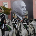 El cortejo fúnebre con los restos de Mario Soares recorre las calles de Lisboa.