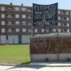 Pancarta colocada a la entrada de la urbanización