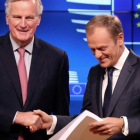 Michel Barnier y Donald Tusk, con el borrador del brexit, en rueda de prensa en Bruselas.