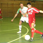 Alfonso (i) no puede evitar que Quique se lleve el balón.