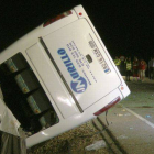 El autobús siniestrado, en la carretera entre los municipios de Castuera y Puerto Hurraco, en Badajoz, anoche.