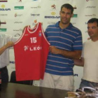 Iturbe muestra la camiseta de Baloncesto León junto a Joaquín Rodríguez y Javier de Grado.
