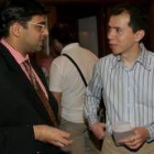 Anand, a la izquierda, conversa con Kashindanov antes del sorteo