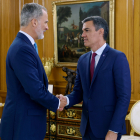 El rey Felipe VI recibe al presidente del Gobierno en funciones y líder del PSOE, Pedro Sánchez. CHEMA MOYA / EFE