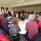 Momento de la votación del punto en el Pleno celebrado en la Casa del Pueblo de Matarrosa. A. F. B.