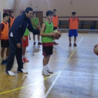 Óscar Yebra enseña los secretos del baloncesto.