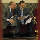 Montoro y Rajoy estudian unos papeles durante un pleno en el Congreso.