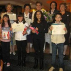 Las homenajeadas y los escolares premiados posan con responsables de Manos Unidas
