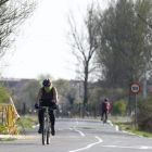 El camino entre Villamoros y Villaobispo carece de aceras.