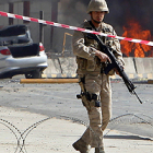 Un soldado de la OTAN vigila tras la zona acordonado del aeropuerto de Kabul donde se ha inmolado.
