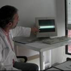 El doctor Javier Rodríguez muestra una gráfica sobre el sueño de uno de sus pacientes