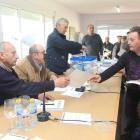 Los socios de la cooperativa celebraron ayer asamblea en las instalaciones de Cacabelos