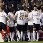 Los jugadores valencianistas celebran el gol logrado por David Silva a la media hora de juego