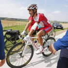 Purito Rodríguez trató de reintegrarse a la carrera, tras caerse, pero finalmente desistió y abandonó la Amstel Gold Race.