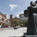 Plaza Mayor de Valencia de Don Juan, con la iglesia y el Ayuntamiento al fondo. JESÚS F. SALVADORES