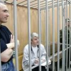 Jodorkovsky (izquierda) aparece en una jaula junto a Lebedev