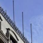 Los mástiles de la sede de Gobernación, ayer, sin banderas