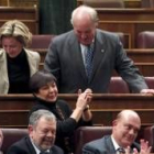 Luis Mardones recibe el aplauso de sus compañeros de escaño tras despedirse del Congreso