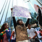 Los estudiantes formaron una cadena humana alrededor del edificio de la Procuraduría General.