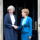 May (izquierda) y Sturgeon se dan la mano en la puerta de Bute House, en Edimburgo, este viernes.
