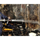 Un bombero intenta apagar un incendio causado por un mortero en una casa de Damasco, este martes.