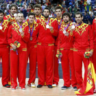 Los jugadores españoles de baloncesto posan con la medalla de plata de los Juegos Olímpicos de Londres tras perder la final contra Estados Unidos.