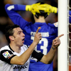 El delantero portugués del Valencia, Helder Postiga, celebra su gol  en el último minuto.