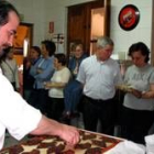 Jesús Prieto, que ha impartido las clases de cocina, prepara cecina para elaborar una receta