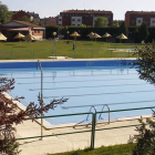 Aspecto que presentaban ayer las piscinas municipales de Villaobispo de las Regueras, listas para su apertura.