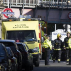 Miembros de los servicios de emergencia acordonan la zona de la estacion de metro Parsons Green en Londres , Reino Unido.