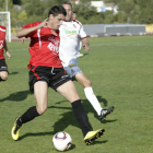 Álvaro López, a la derecha, trata de hacerse con el balón que juega Robertín.