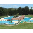 Las piscinas de Carracedelo son un miniparque acuático con toboganes, cascada y juegos infantiles. L. DE LA MATA