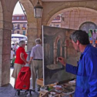 El artista gallego Raúl Gil, durante la ejecución de la pintura premiada por Diario de León.