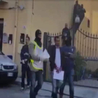 Imagen captada de un vídeo policial de una de las detenciones.