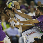 El lateral argentino Fede Vieyra, el mejor del Abanca Ademar en la segunda parte, intenta zafarse de la defensa del Guadalajara, ayer en el Palacio. JESÚS F. SALVADORES