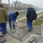 Una estampa habitual del trabajo de las brigadas municipales en una obra callejera