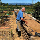 Un operario preparando los bancales con sustrato en la huerta. DL